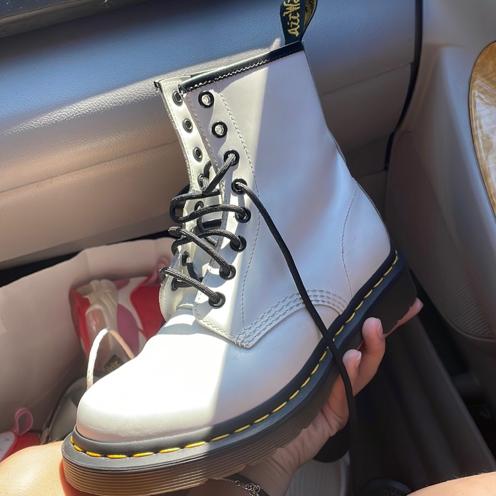 DOC MARTENS 1460 WOMEN'S SMOOTH LEATHER LACE UP BOOTS